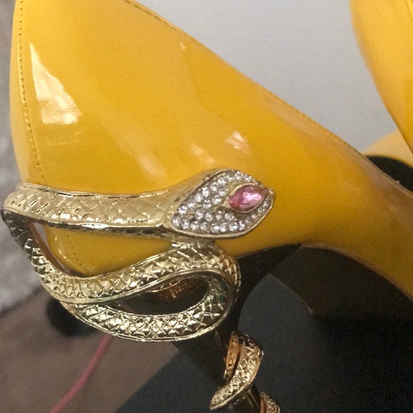 Yellow patent leather stilettos with snake - Picture 3 of 3